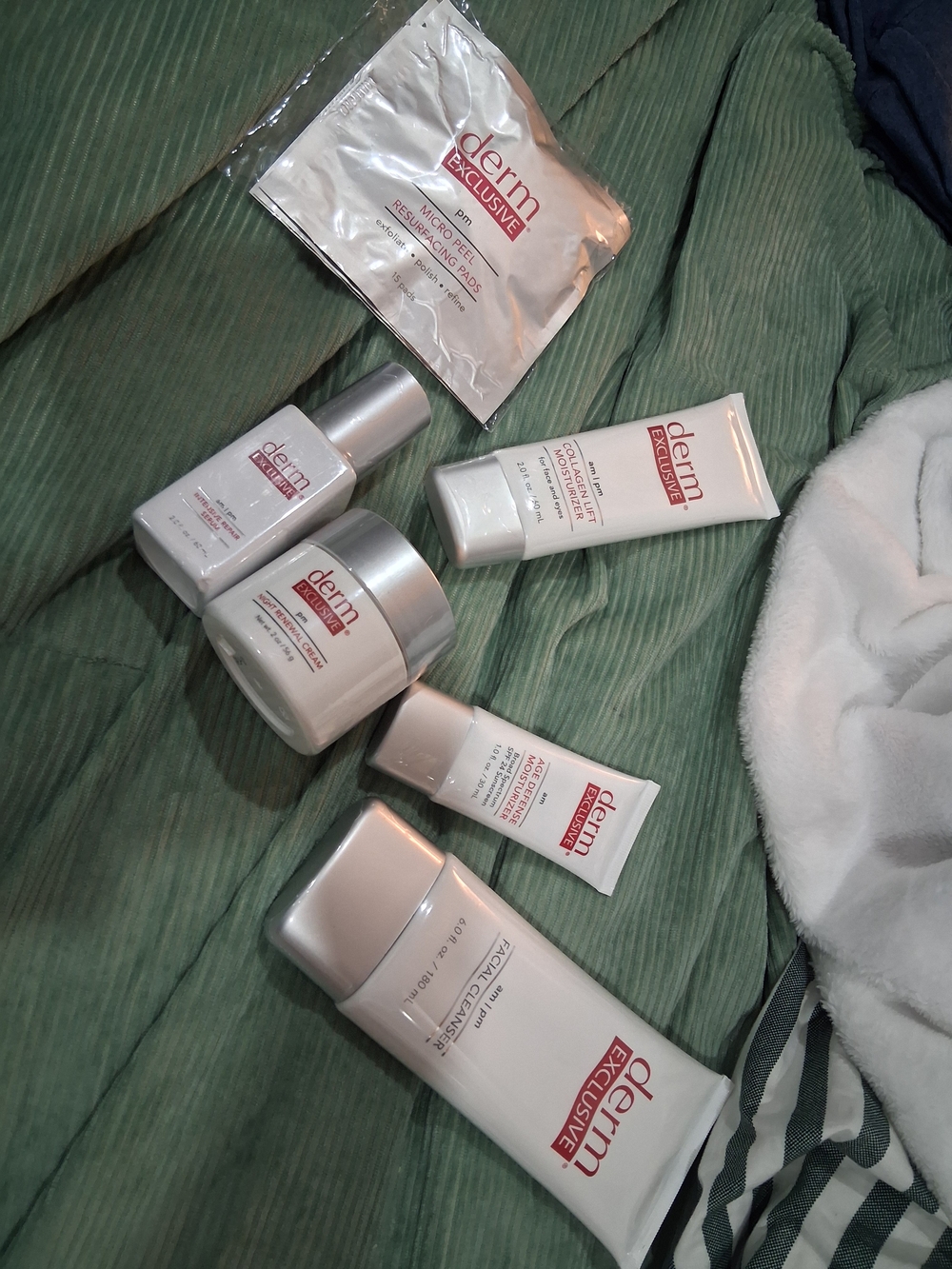 Derm Exclusive Daily Hydration Moisturizer – White & Silver